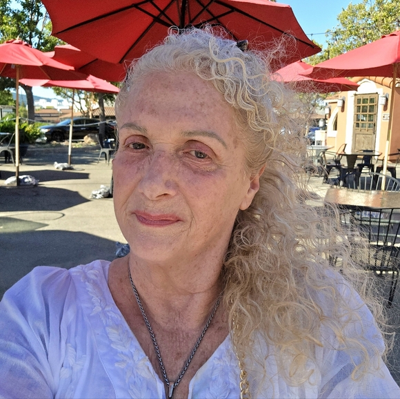 Meet your Posher, Julie - Picture 1 of 8